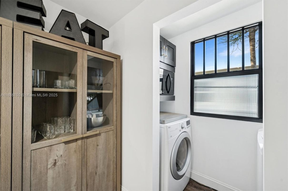 Interior, Washer, Wood Texture Flooring