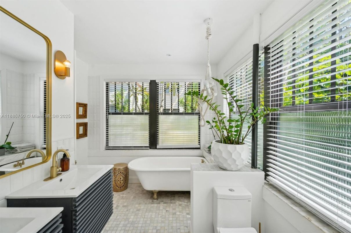 Bathroom, Free Standing Baths, Interior, Pendant Lights