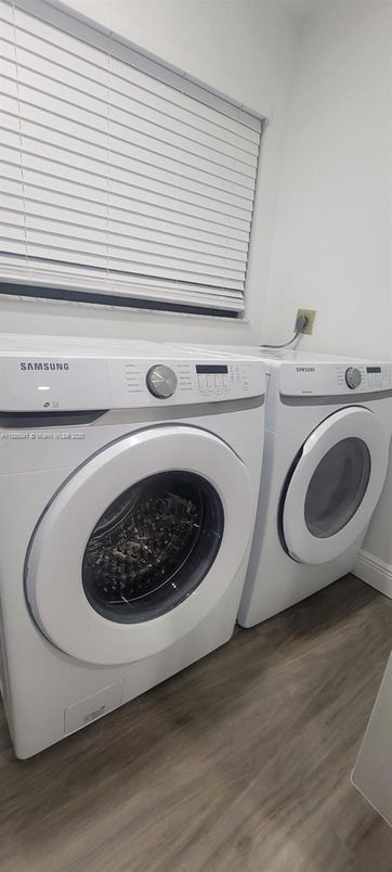 Interior, Washer, Wood Texture Flooring