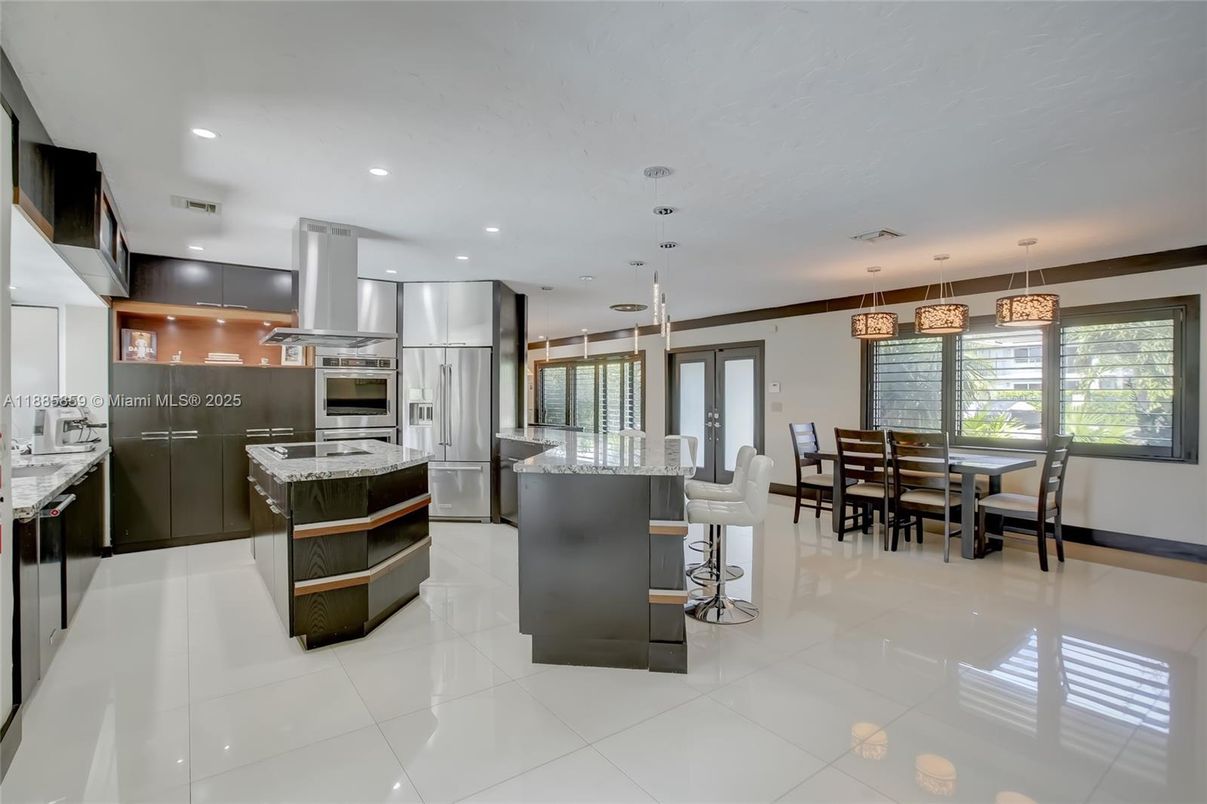 Dining room, Interior, Kitchen, Pendant Lights, Recessed Lighting, Stainless Steel Appliances