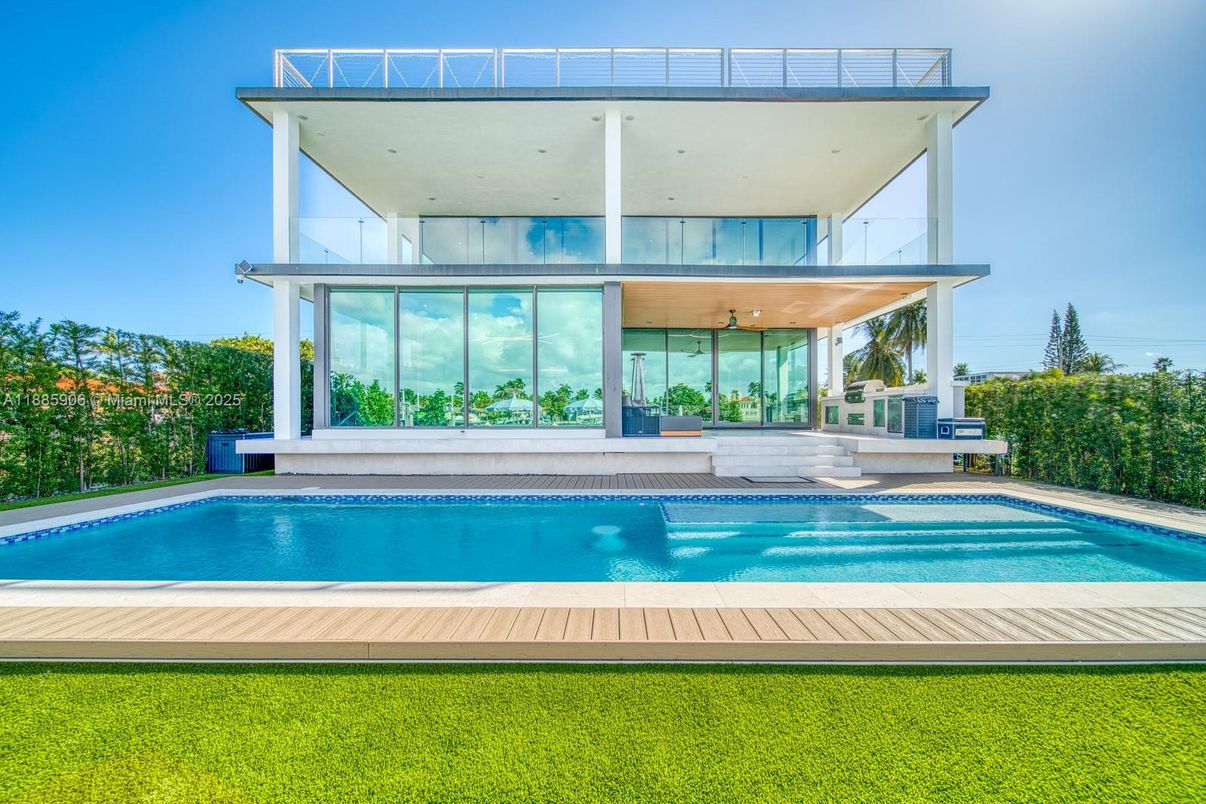 Exterior, Facade, Pool, Modern