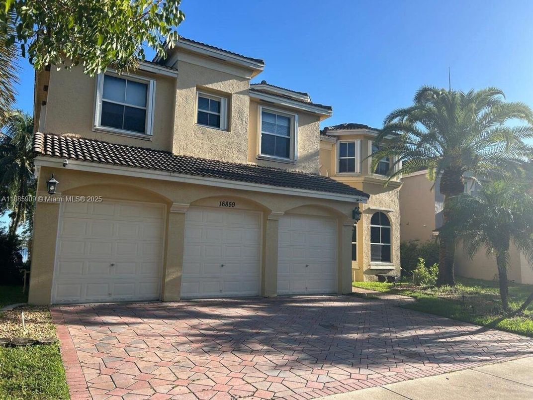 Attached, Exterior, Facade, Mediterranean