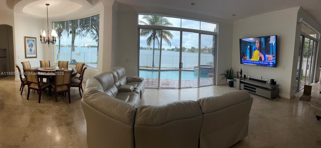Chandelier, Dining room, Interior, Living room, Pendant Lights, Water
