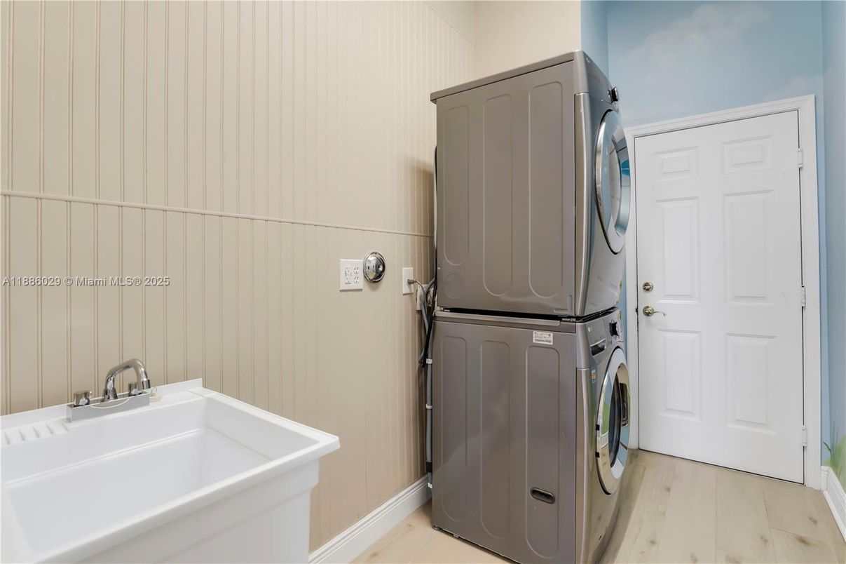 Interior, Washer, Wood Texture Flooring