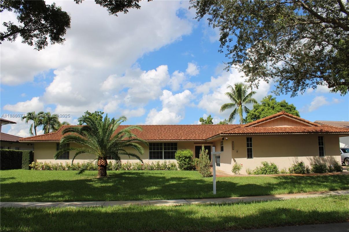 Backyard, Exterior, Facade, Ranch