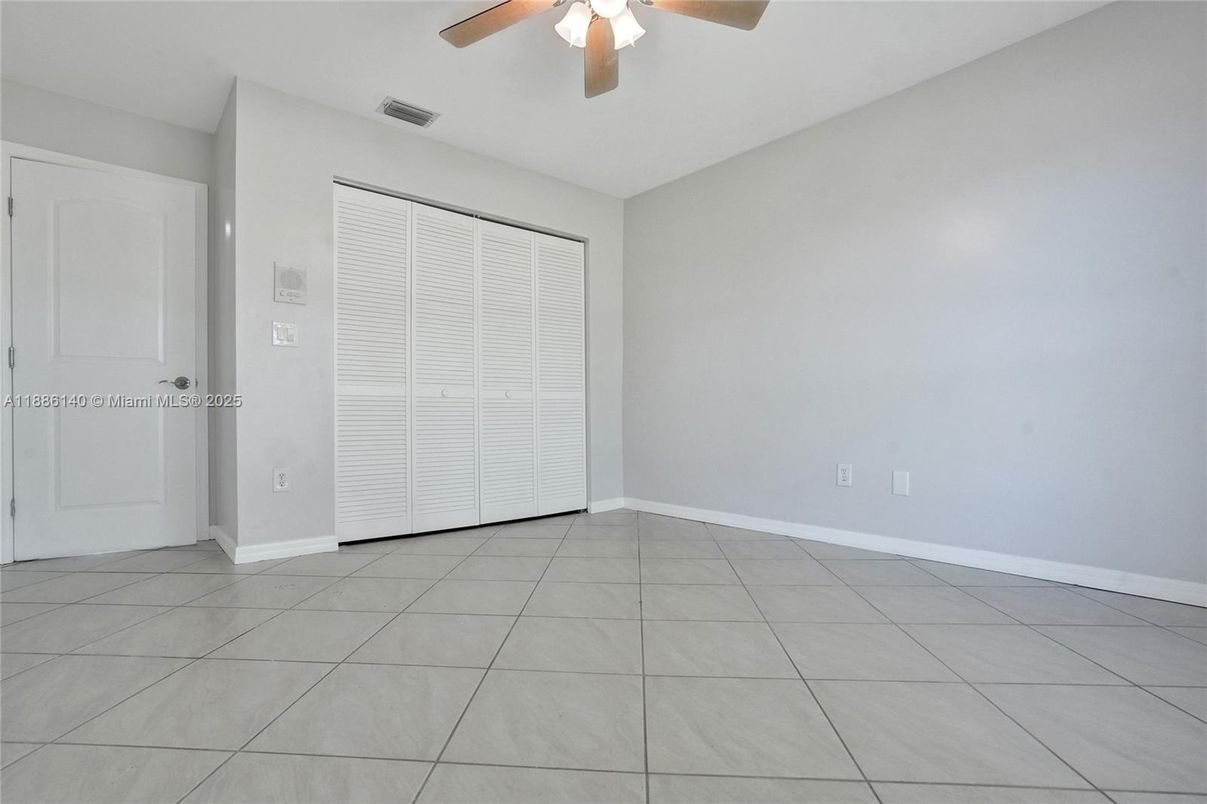 Empty room, Interior