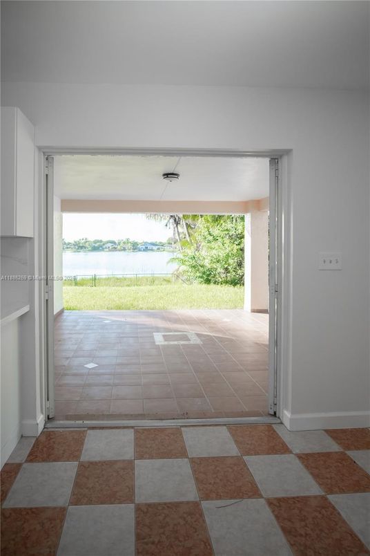 Empty room, Interior, Water