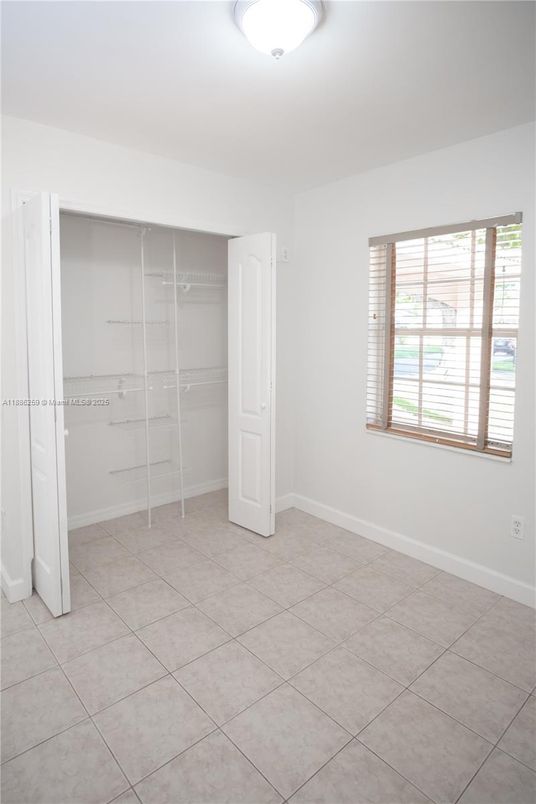 Empty room, Interior