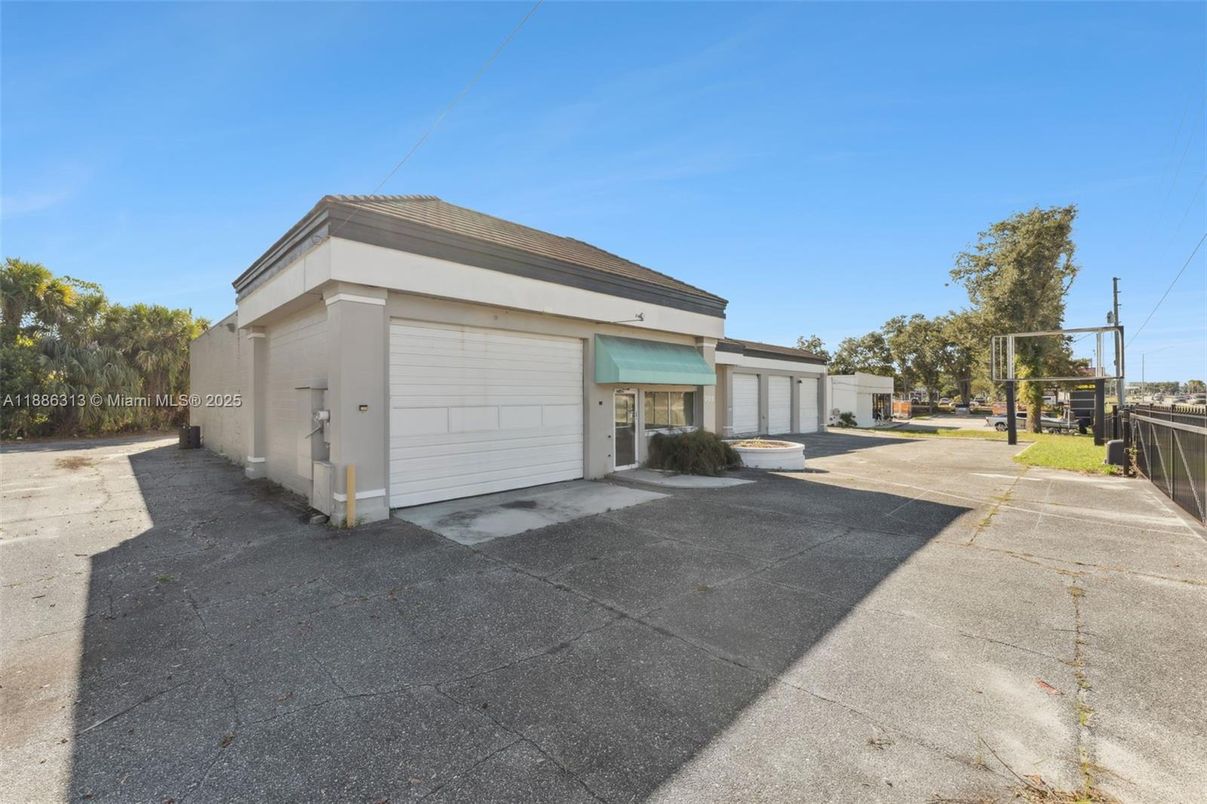 Detached Garage, Exterior