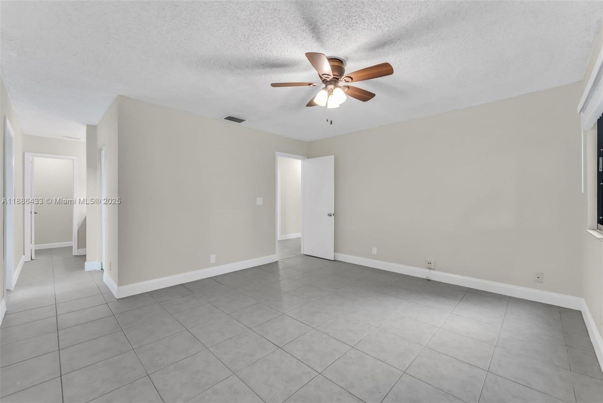 Empty room, Interior