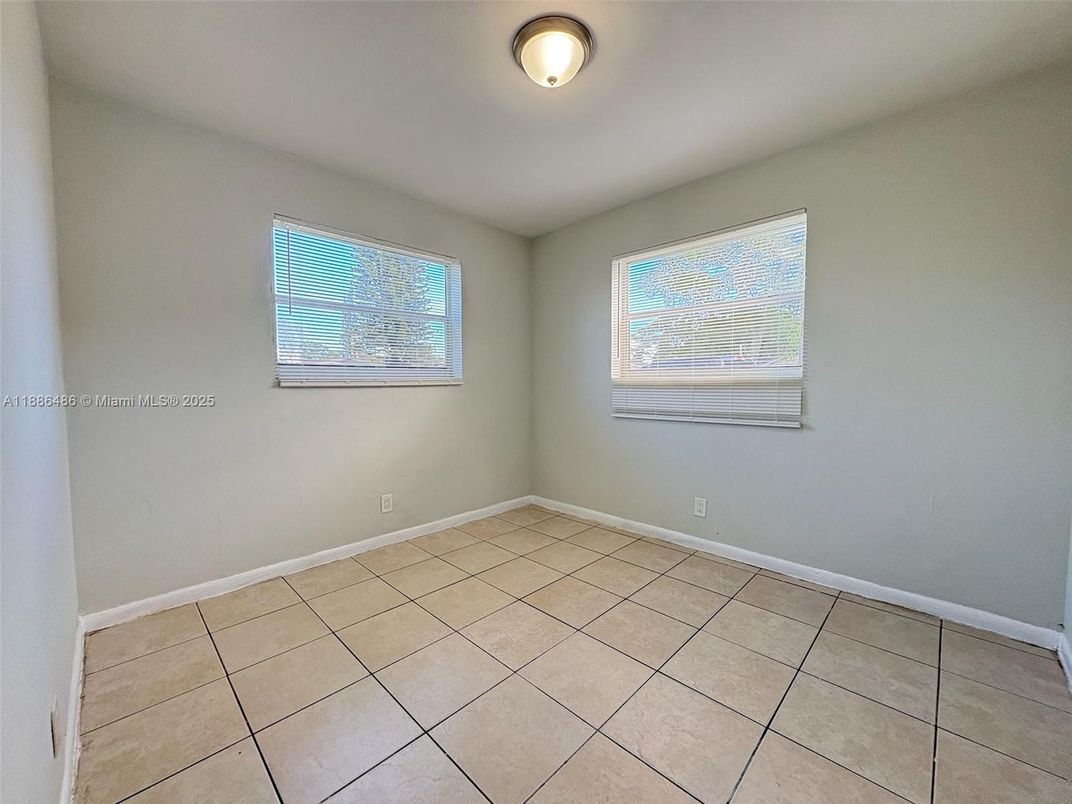 Empty room, Interior