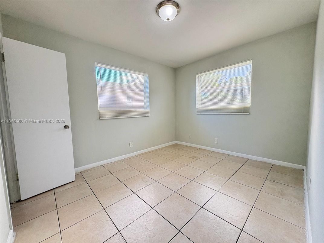 Empty room, Interior