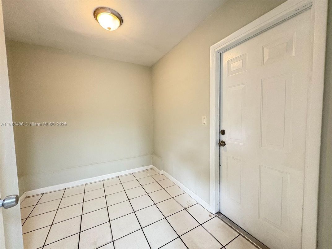 Empty room, Interior