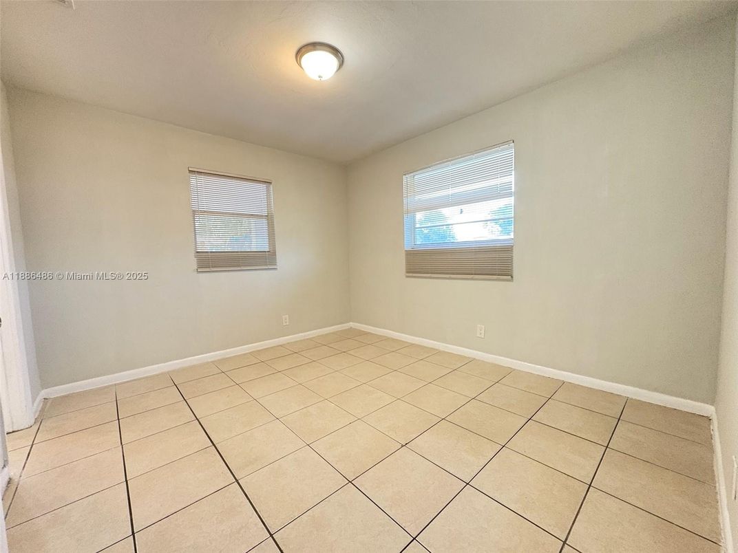 Empty room, Interior