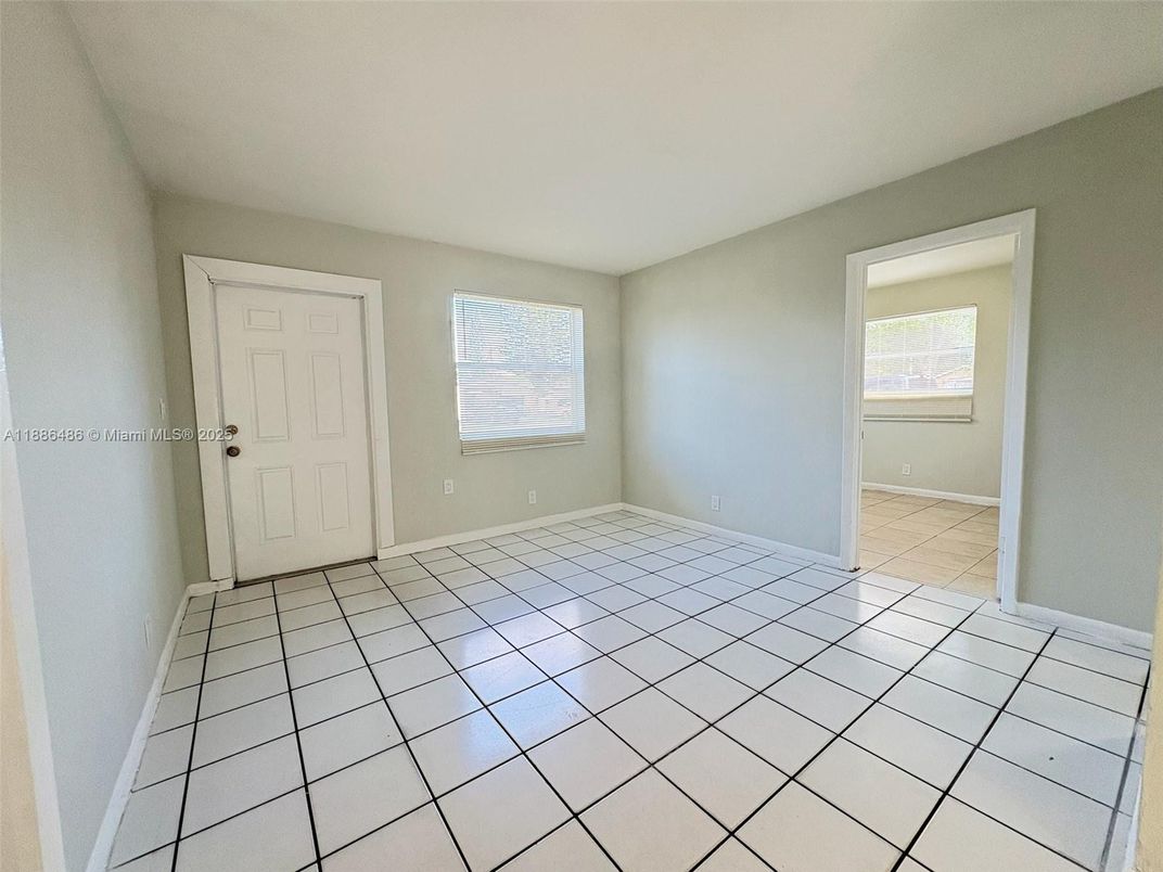 Empty room, Interior