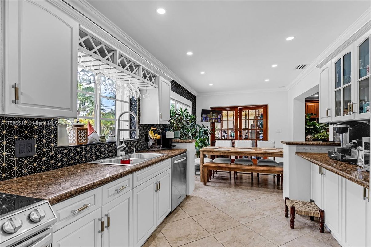 Dining room, Interior, Kitchen, Recessed Lighting, Stainless Steel Appliances