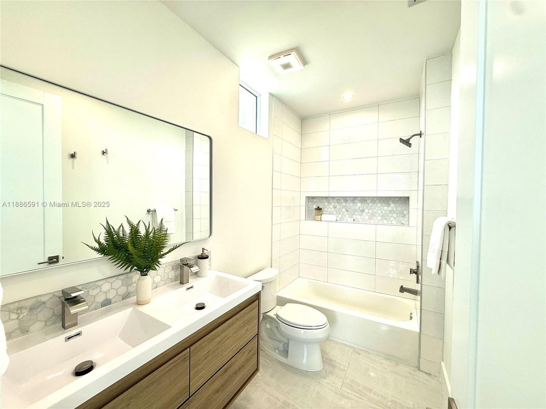 Bathroom, Dual Sink Vanities, Interior, Recessed Lighting