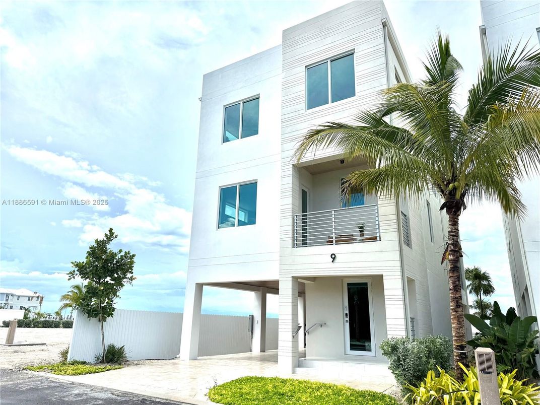 Exterior, Facade, Modern