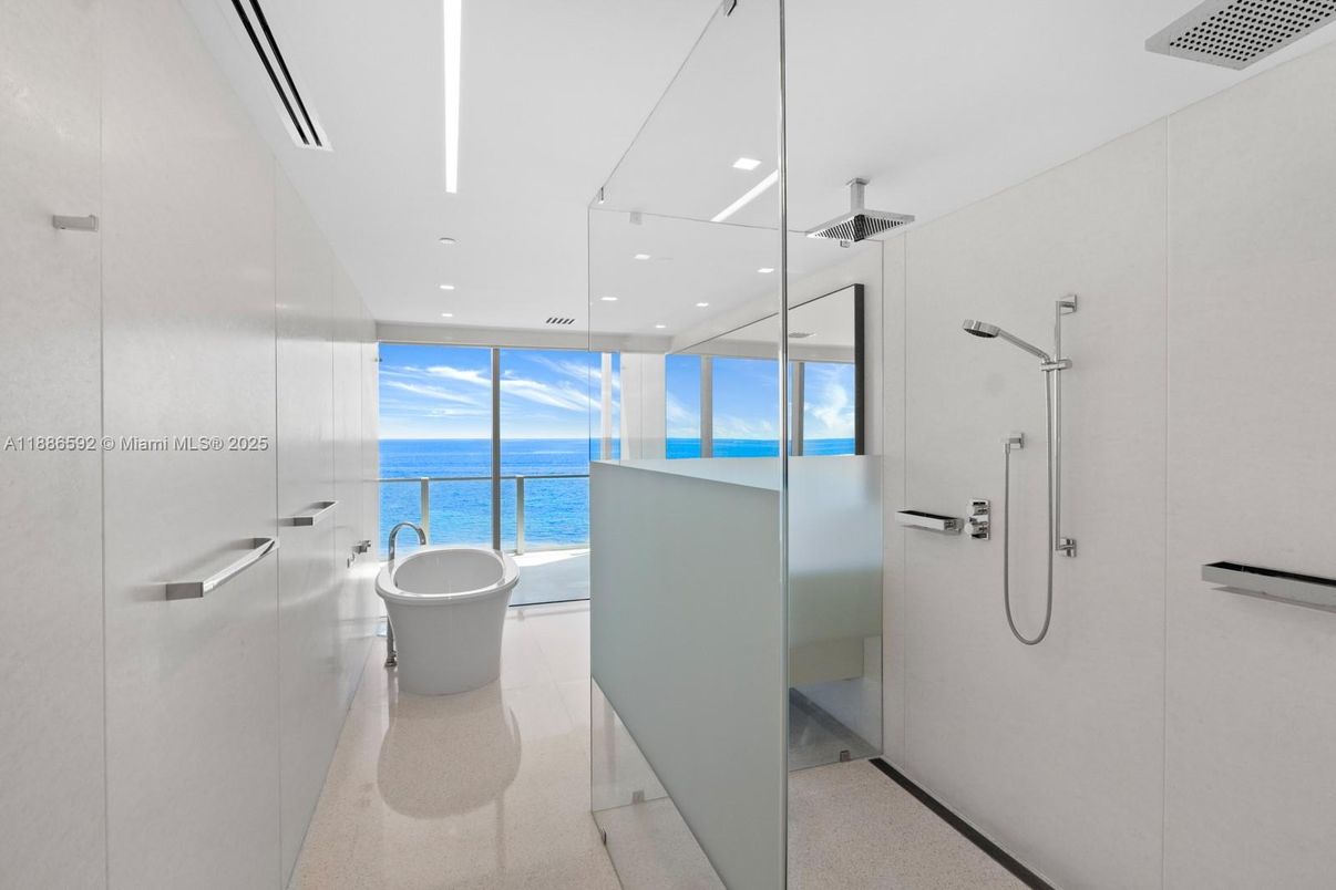 Bathroom, Free Standing Baths, Interior, Recessed Lighting, Water