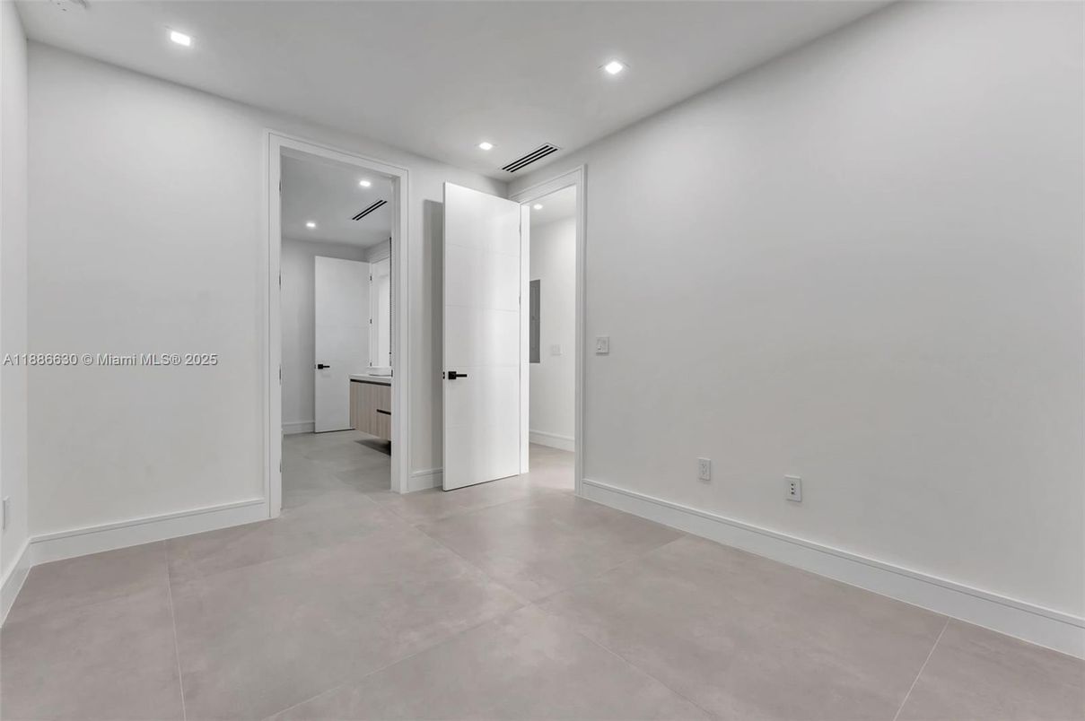 Empty room, Interior, Recessed Lighting