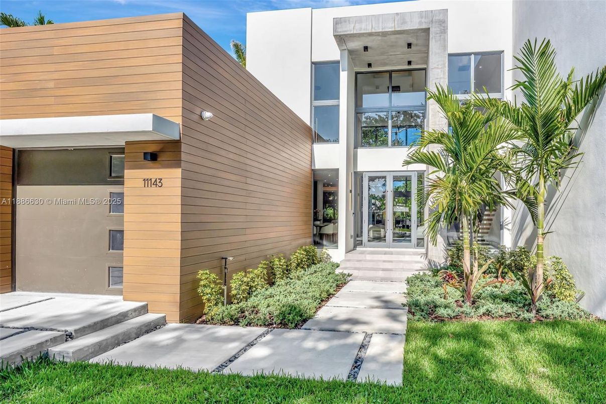 Exterior, Facade, Modern