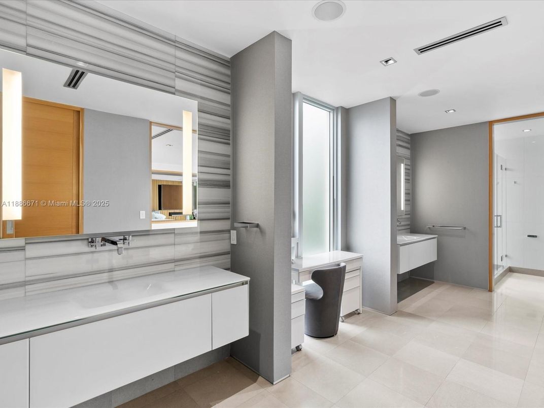 Bathroom, Interior, Recessed Lighting, Washer