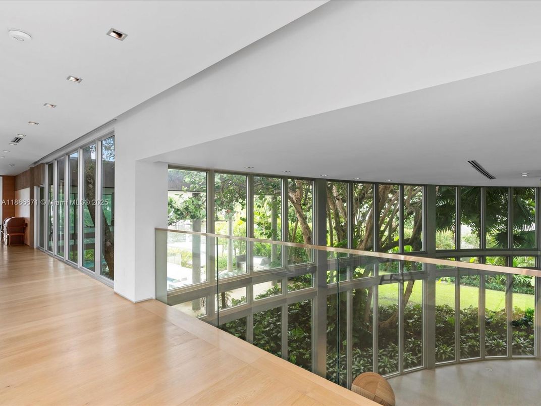 Interior, Recessed Lighting, Sun Room, Wood Texture Flooring
