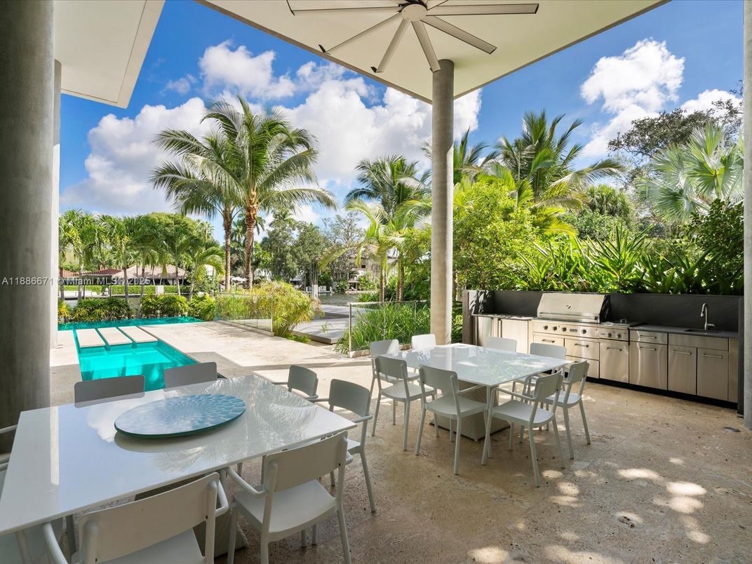 Exterior, Outdoor Kitchen, Pool