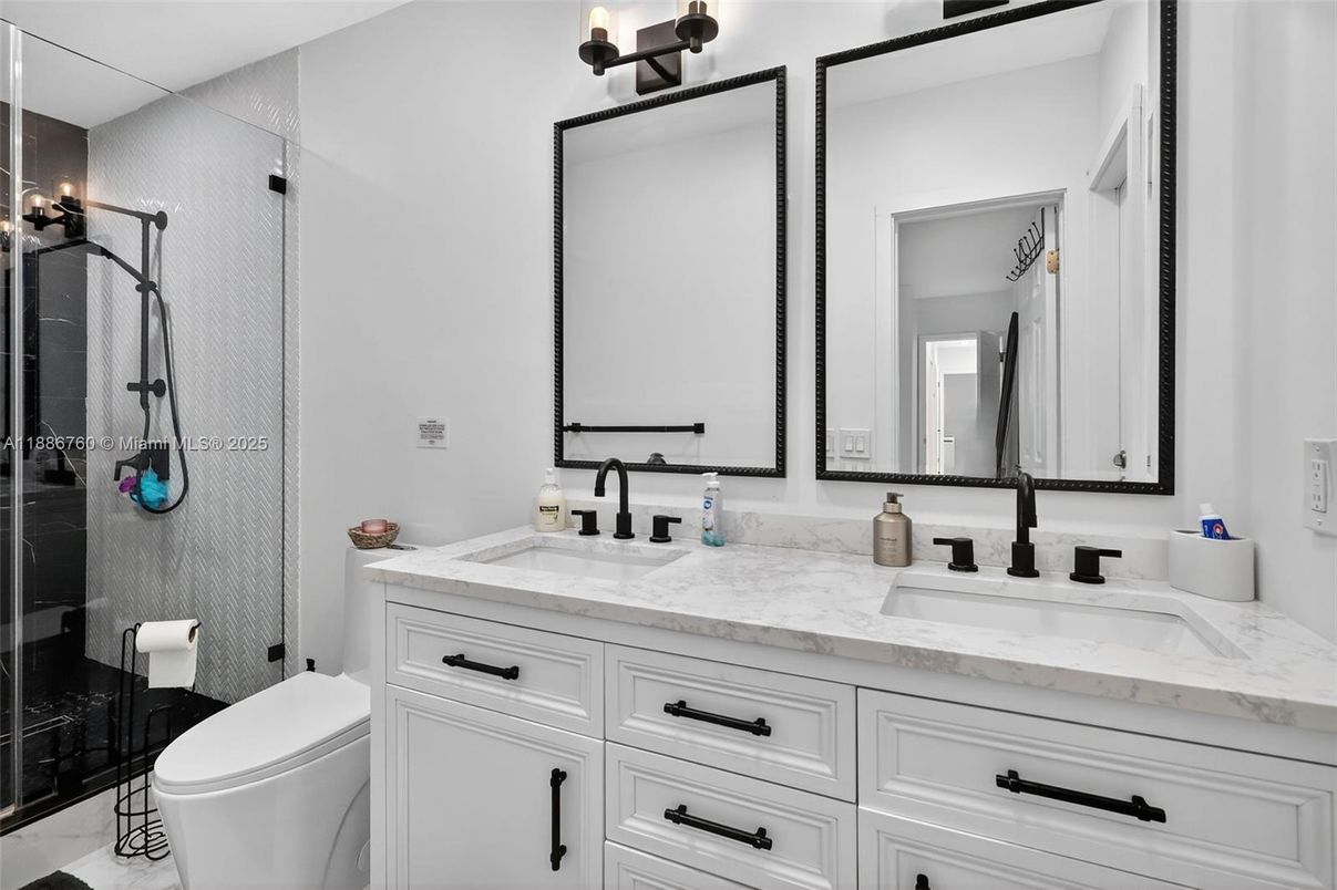 Bathroom, Dual Sink Vanities, Interior