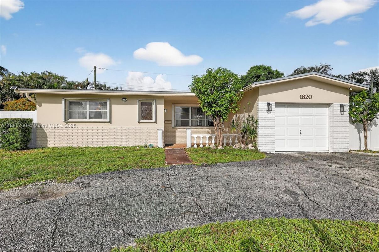 Attached, Exterior, Facade, Ranch
