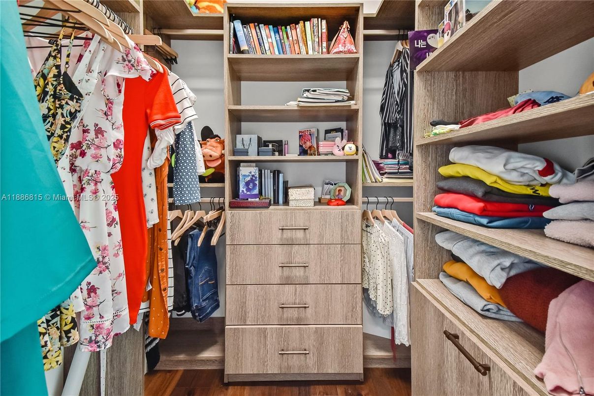 Interior, Walk-in Closets, Wood Texture Flooring
