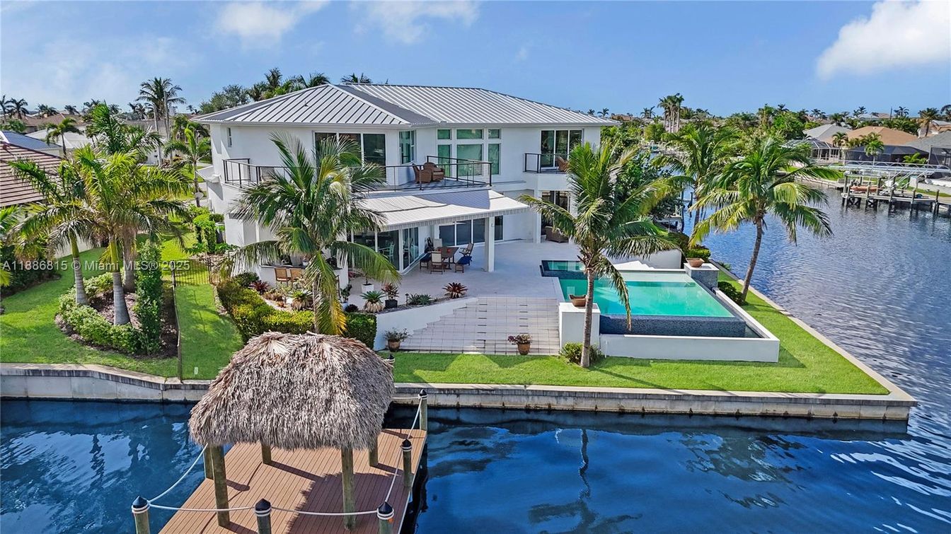 Exterior, Pool, Water