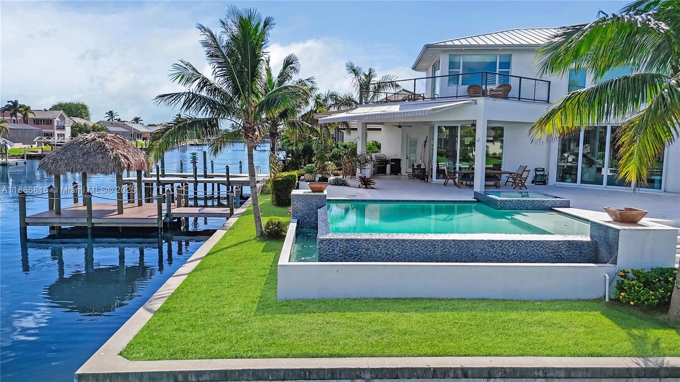 Exterior, Pool, Water