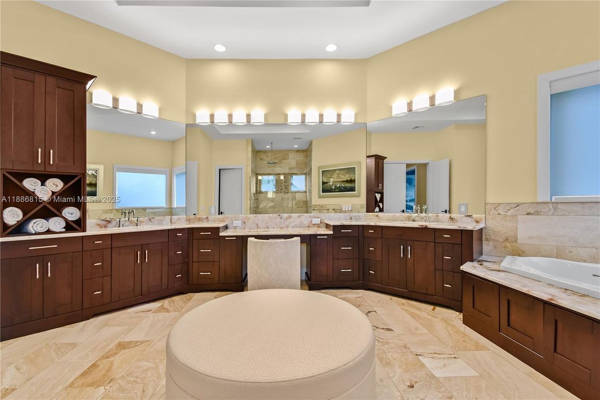 Bathroom, Dual Sink Vanities, Interior, Recessed Lighting
