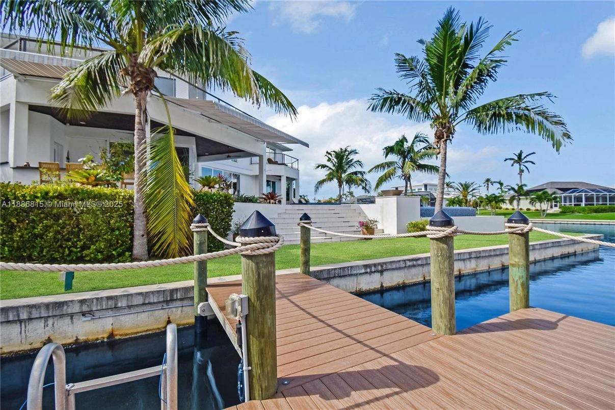 Exterior, Pool, Water