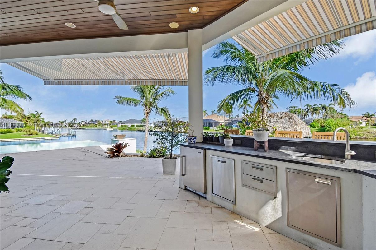 Exterior, Outdoor Kitchen, Water