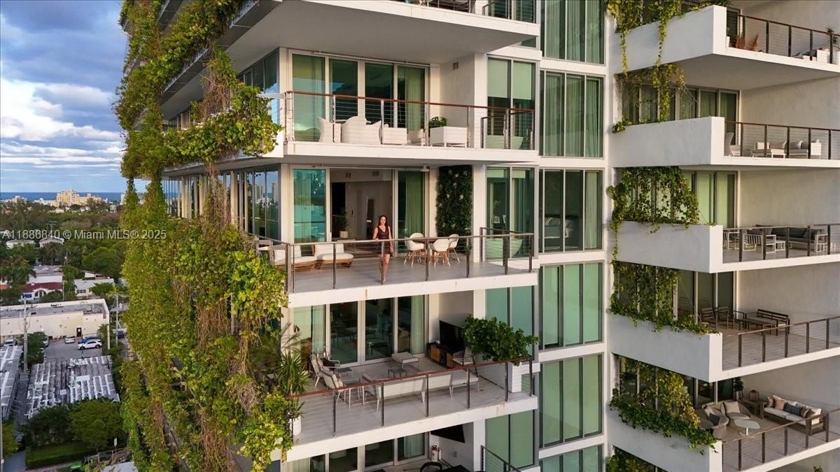 Exterior, Facade, Modern