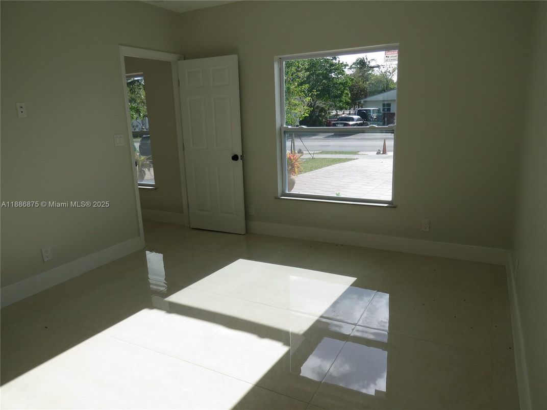 Empty room, Interior