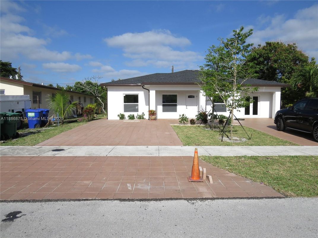 Backyard, Exterior, Facade, Ranch