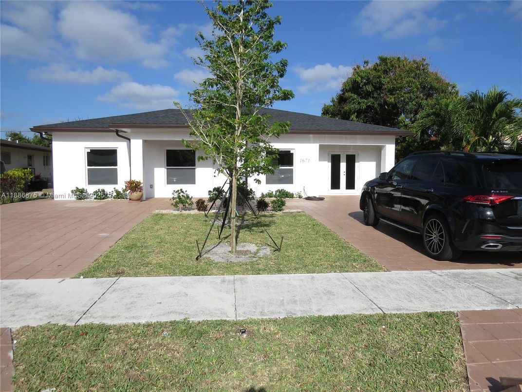 Exterior, Facade, Ranch