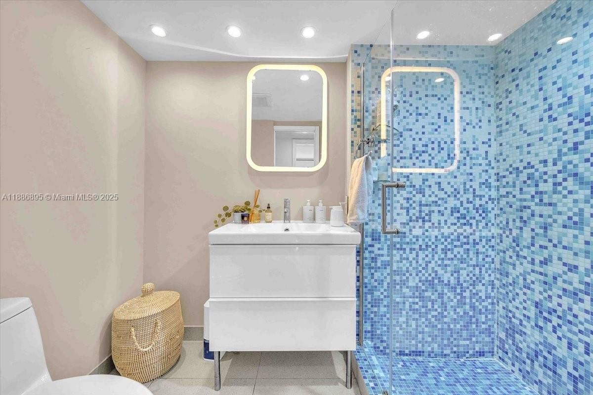 Bathroom, Interior, Recessed Lighting