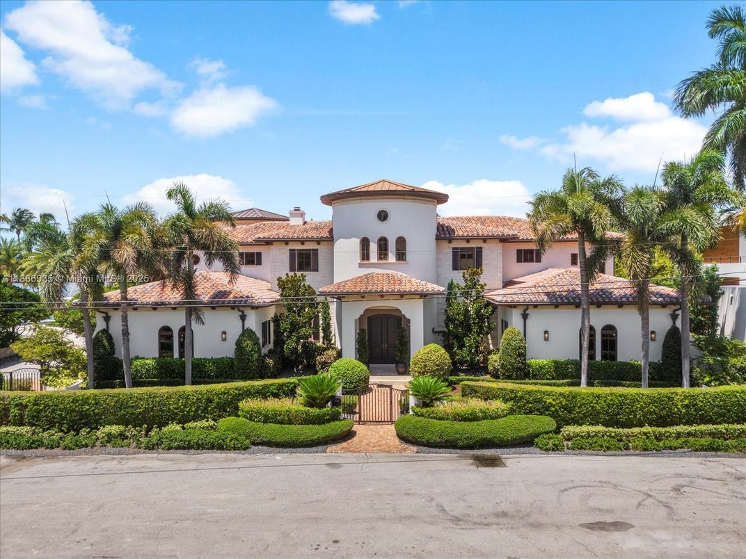 Exterior, Facade, Spanish Mediterranean
