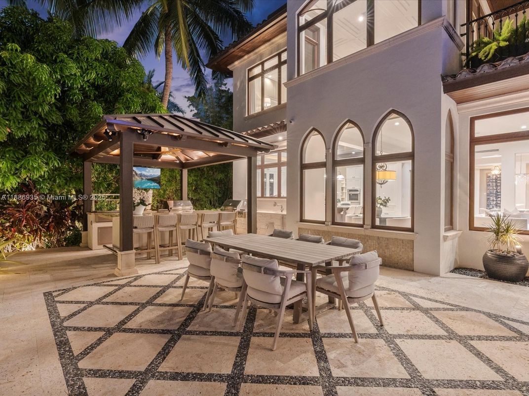 Exterior, Outdoor Kitchen