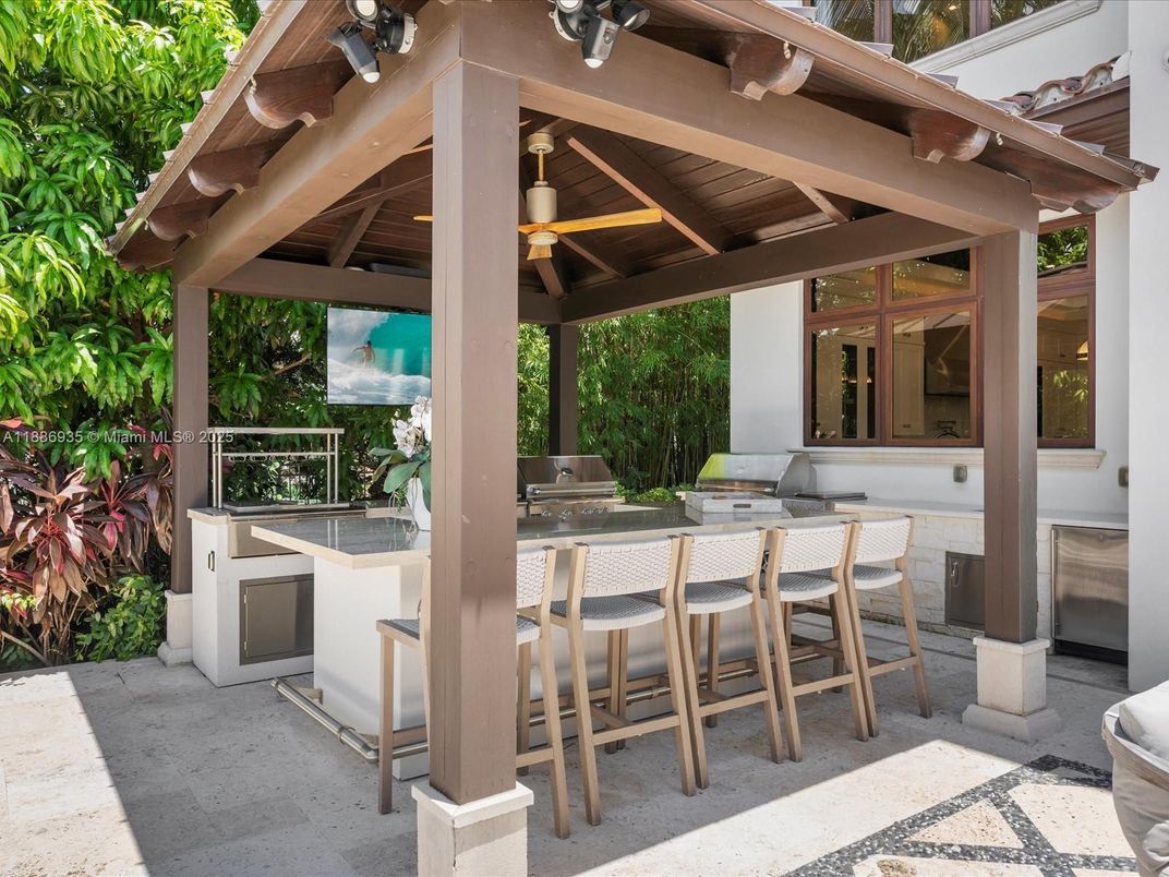 Exterior, Outdoor Kitchen