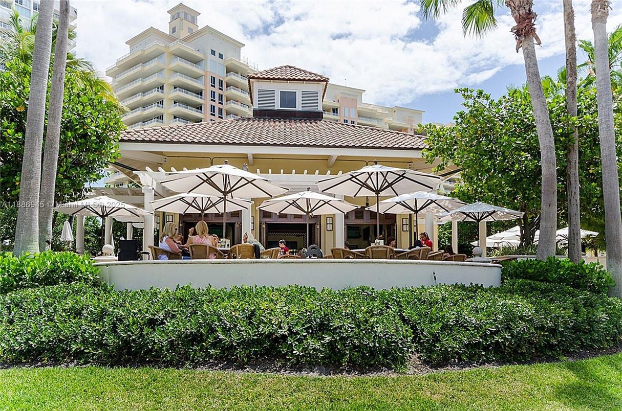 Exterior, Facade, Mediterranean