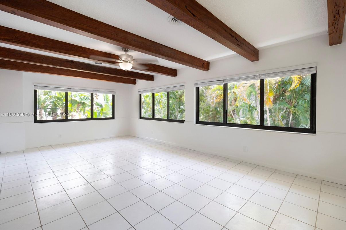 Empty room, Interior, Wooden Beams