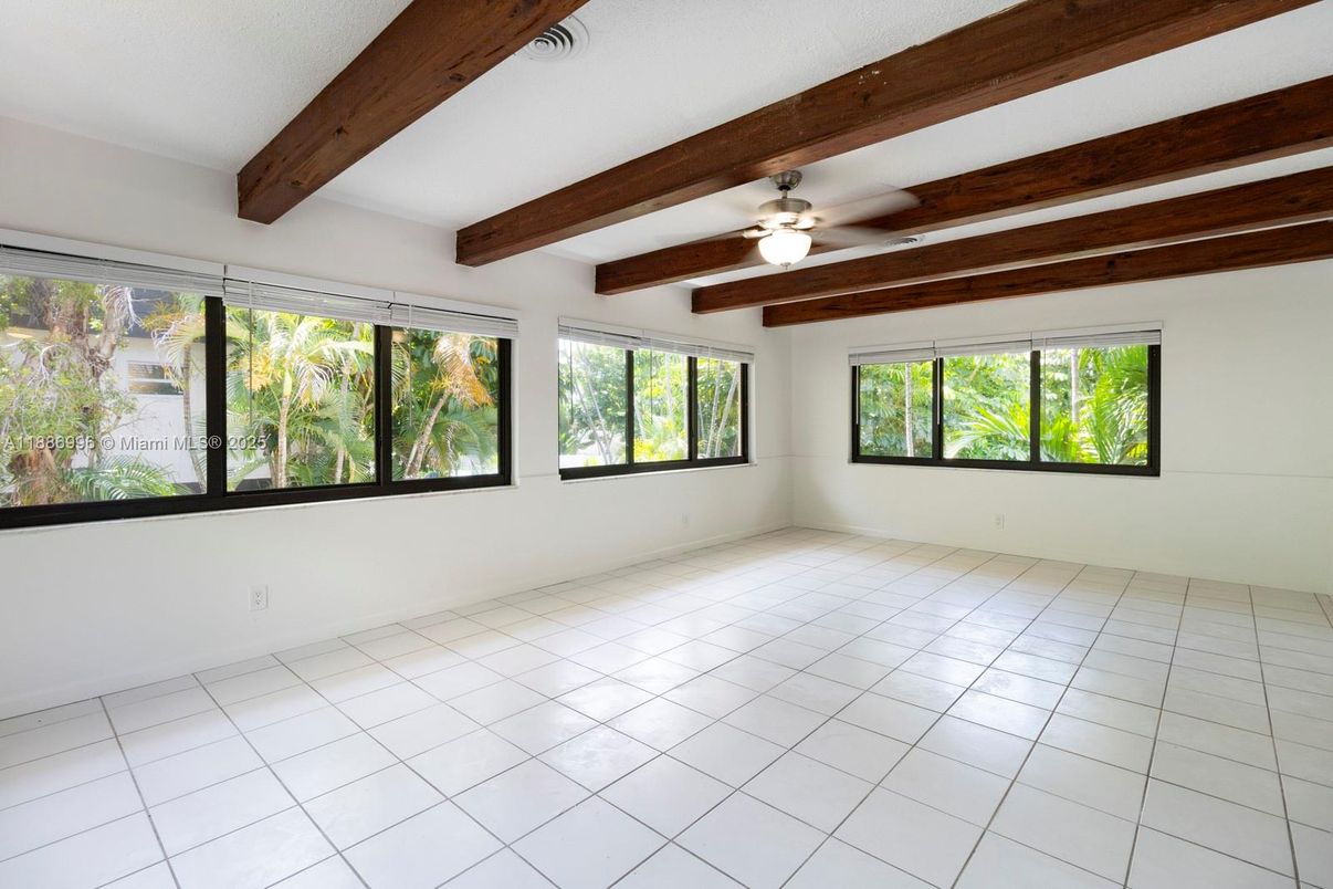 Empty room, Interior, Wooden Beams