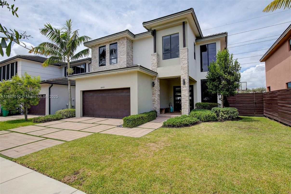 Attached, Exterior, Facade, Modern