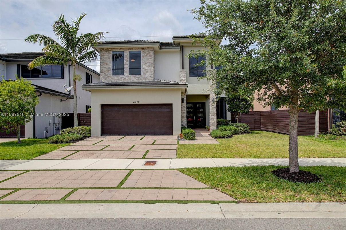Attached, Exterior, Facade, Mediterranean