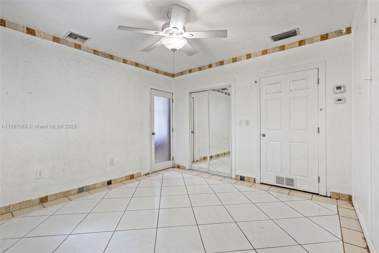 Empty room, Interior